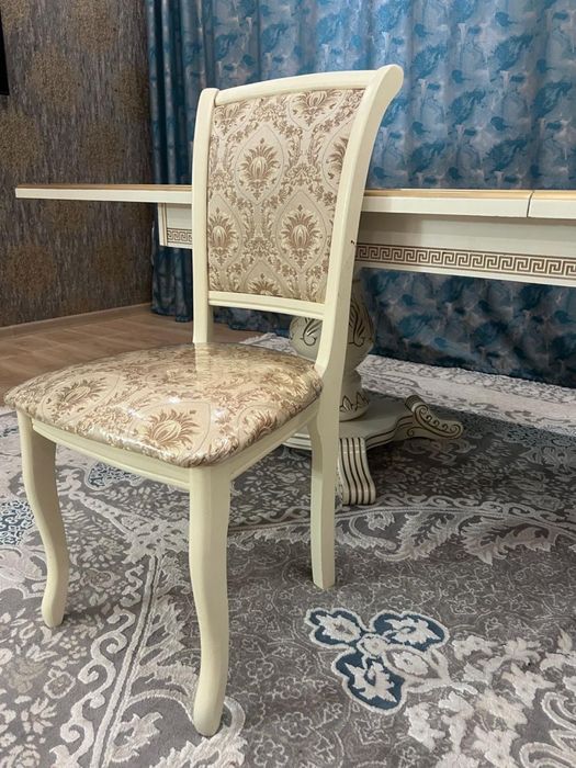 Стол и стулья для гостиной