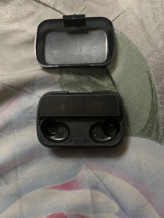 Naushnikni idishi sotiladi