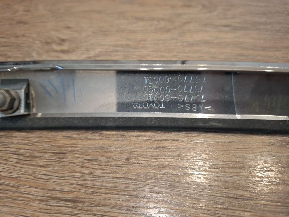 Продам хром капота  "Сабля" от Прадо в оригинале.