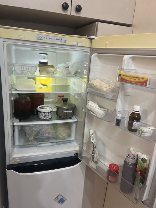 LG холодильник, работает идеально.