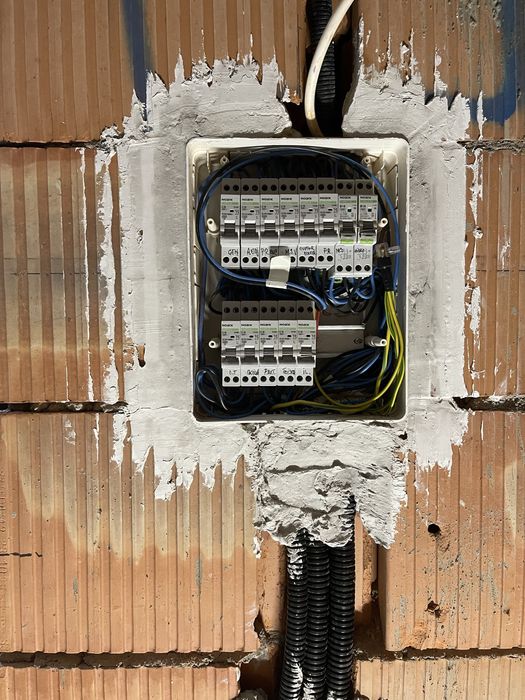 Electrician execut lucrari la preturi avantajoase