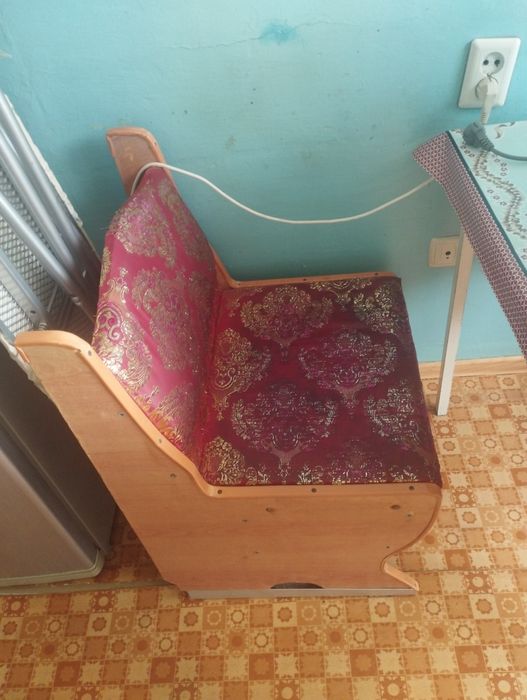 Отдам кровать полуторка, кухонный набор.