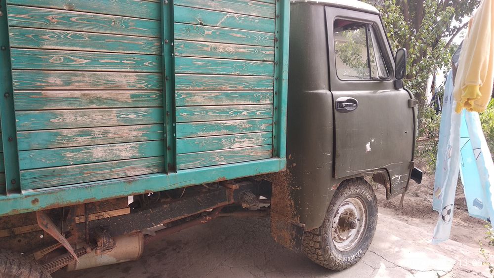 Uaz moshina sotiladi