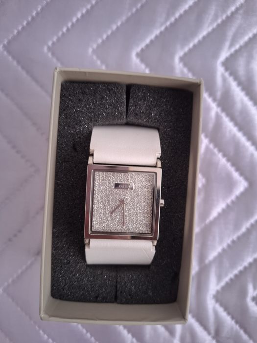 Продавам дамски часовник Oasis B583