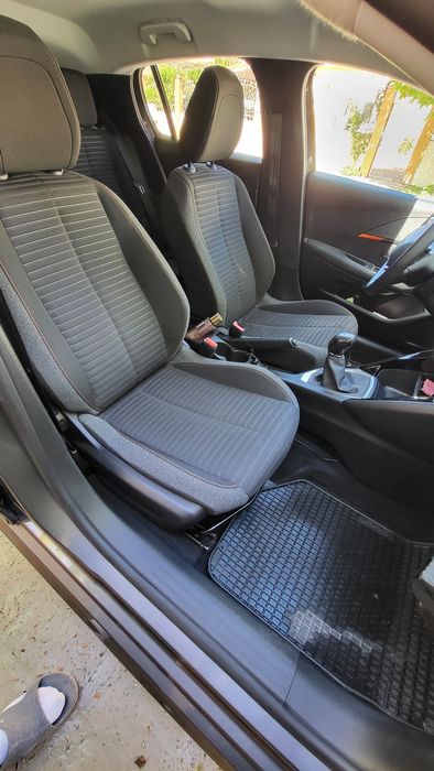 Vând Peugeot 208
