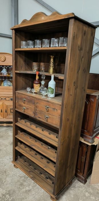 Красив шкаф за алкохол и вино с месингови дръжки