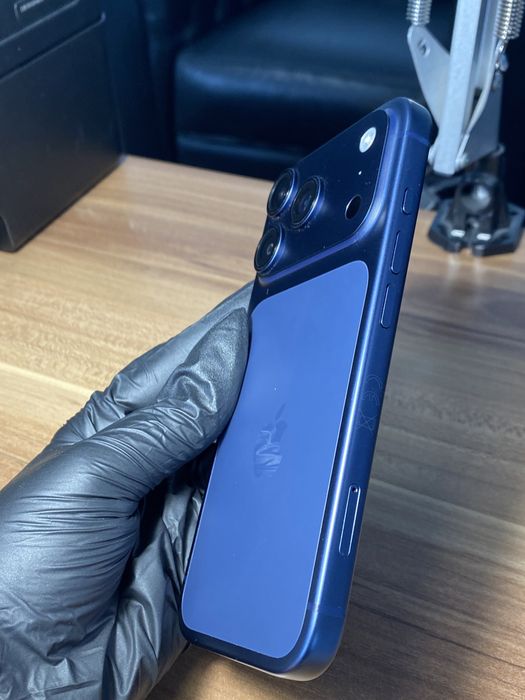 iPhone 17 Pro, 512 GB, Deep Blue, Foarte bun, Functioneaza in orice retea, Nu are semnal in Italia