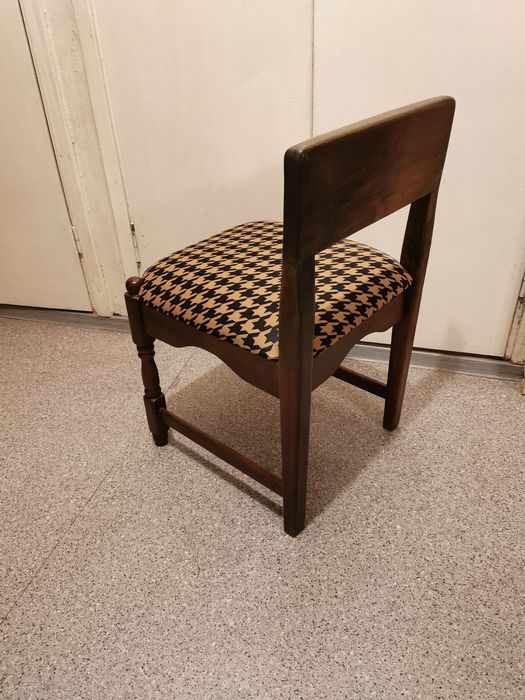 Стул. Деревянный.