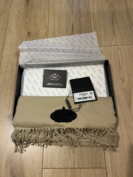 Оригинален шал Прада
