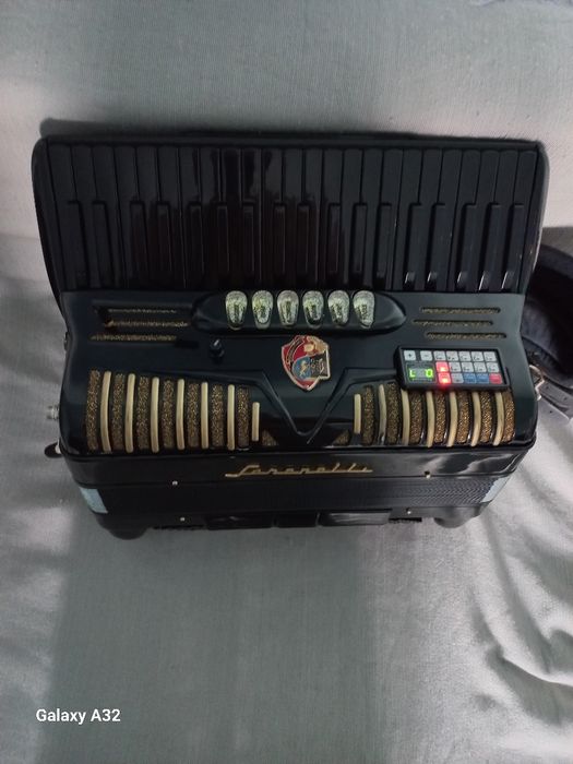 Vînd acordeon cu midii cu wireless greutatea 5kg
