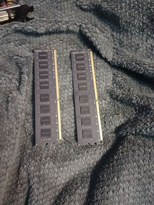 Продаю 2 плашки по 8гб