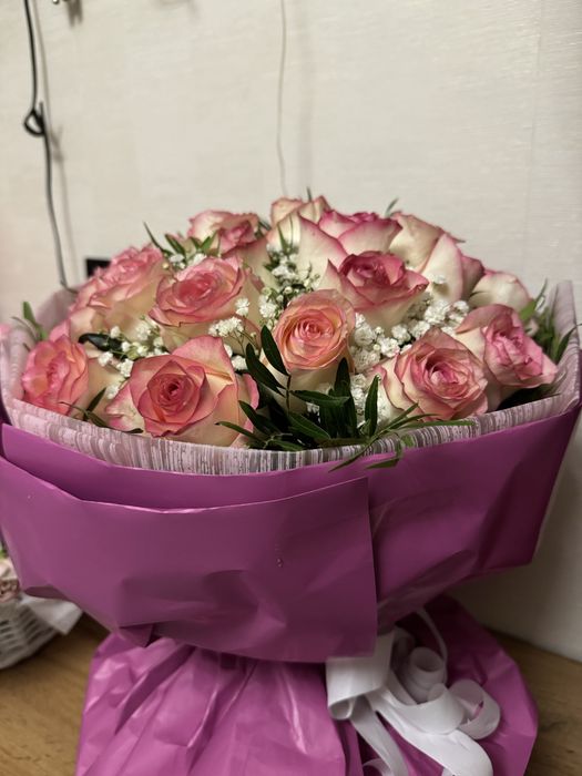 Букет красивых роз с гипсофилами