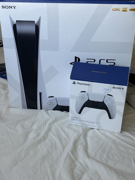 PlayStation 5 Disc Edition + 2 DualSense контролера + 8 игри