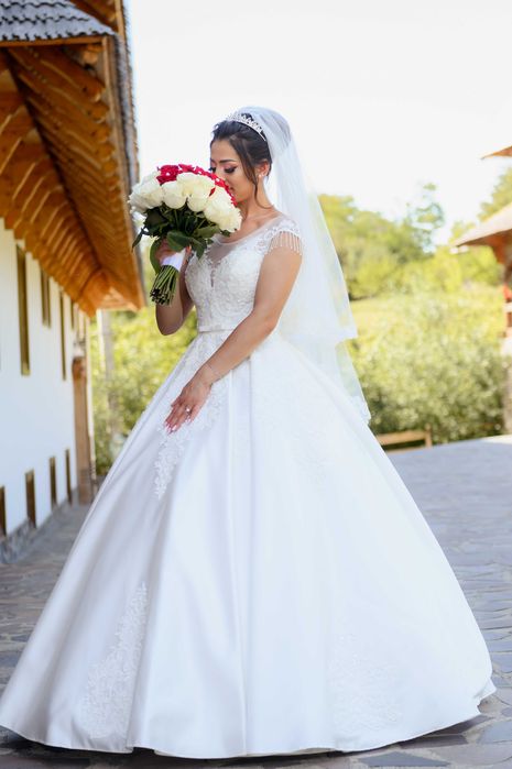 Rochie de mireasa in foarte bune conditii .marime xs-s corset regrabil