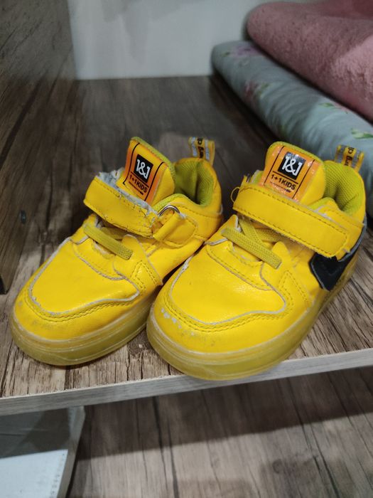 Bolalar oyoq kiyimlari sotiladi xolati yaxwi narxini keliwtirib berama