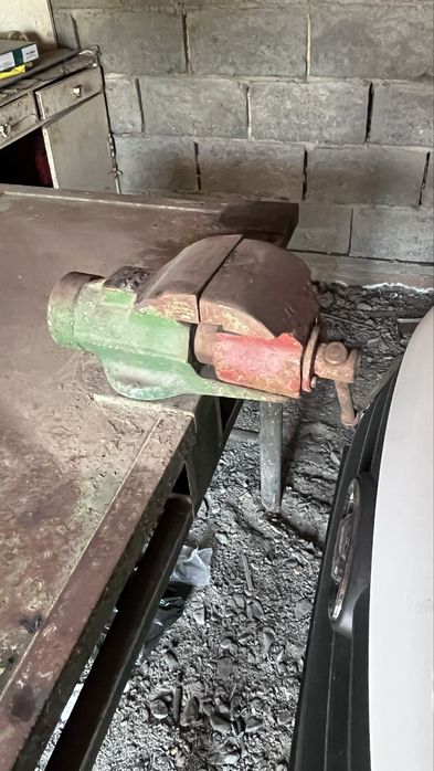 Продам тиски со столом
