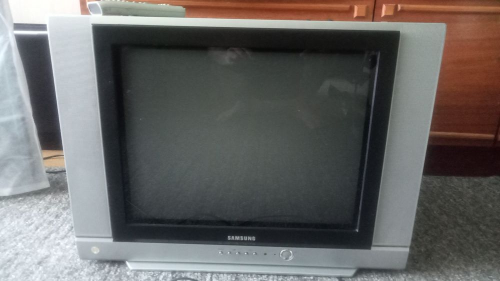 Продам телевизор Самсунг с кранштейном на стену