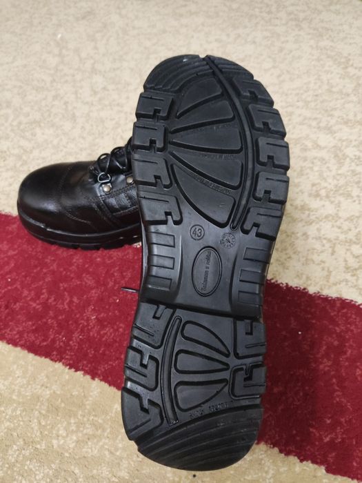 Ботинки для работы с защитой. 43 размер