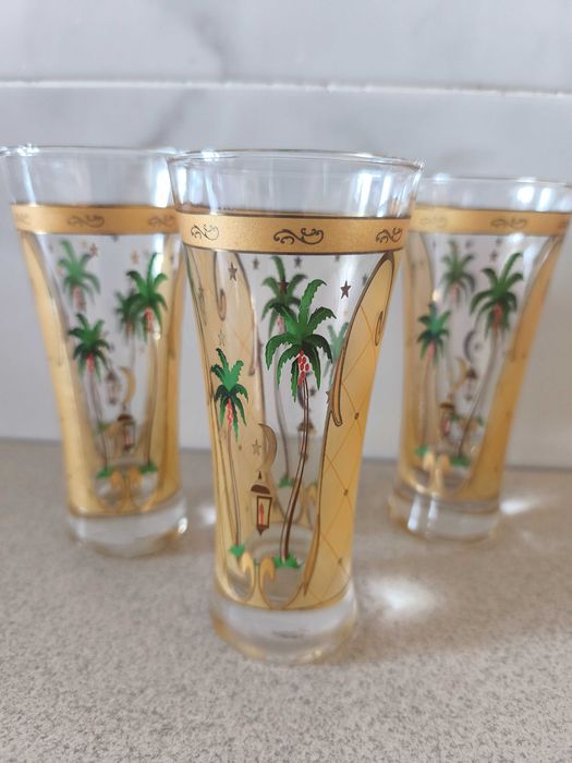 Винтажные стеклянные бокалы