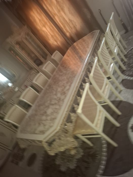 Продается  стол и стулья