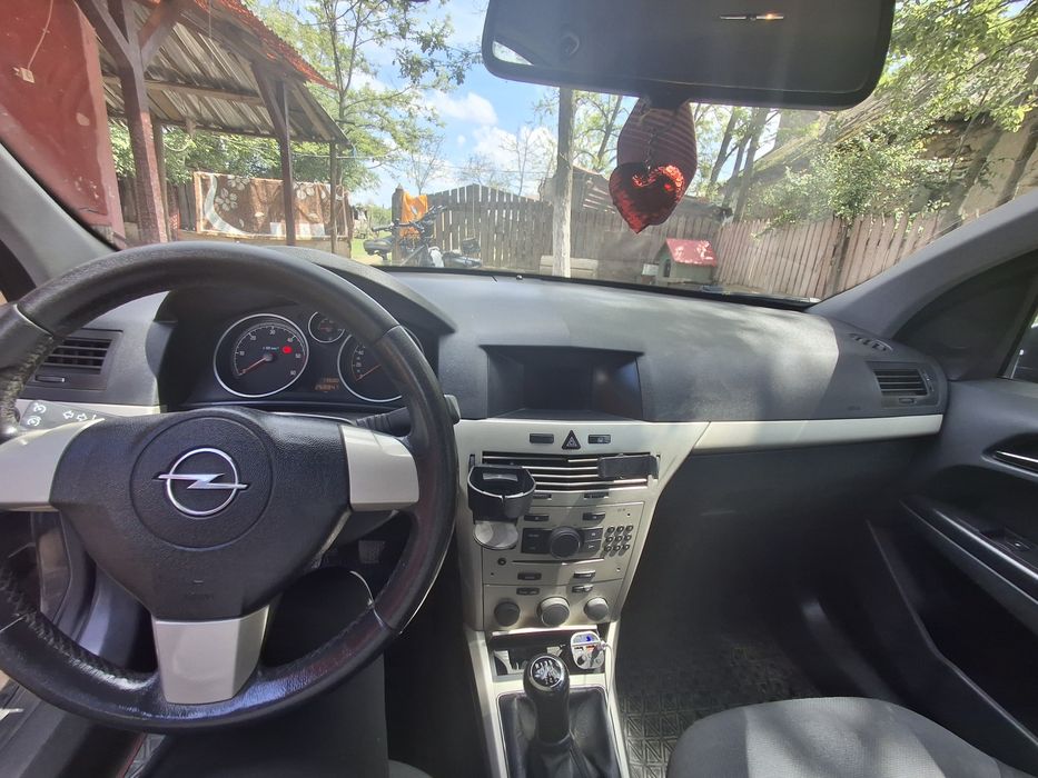 Opel Astra H trage foarte bine