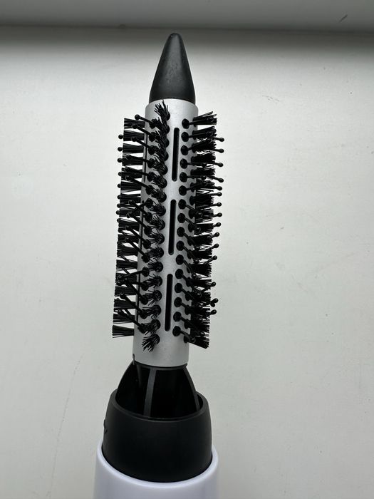 Фен с насадкой щеткой