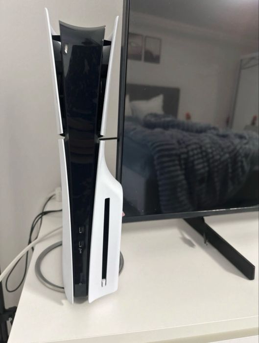 Vand Consola Playstation 5 slim edition 1 tb versiunea cu disc, in stare excelenta aproape nefolosit