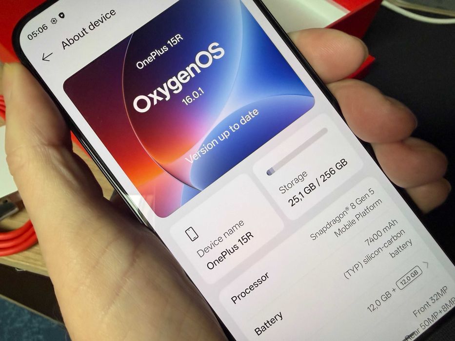 Vând OnePlus 15R, varianta neagră de 256GB, stare impecabilă, în cutie