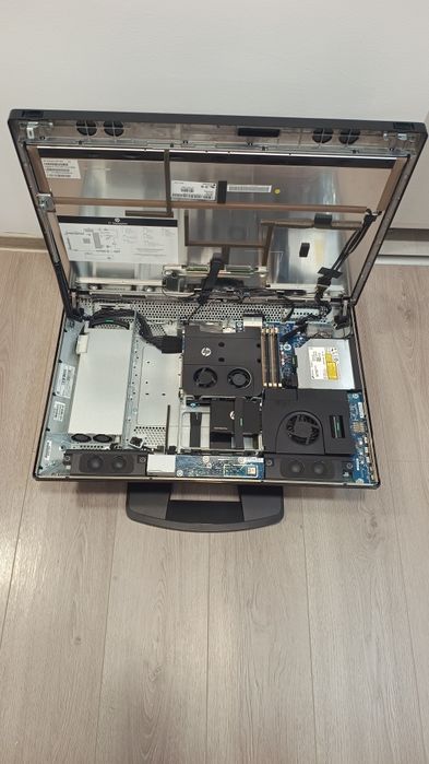 HP Z1 workstation Aio 27" 2k  Xeon 16Gb/ssd 250gb doar local