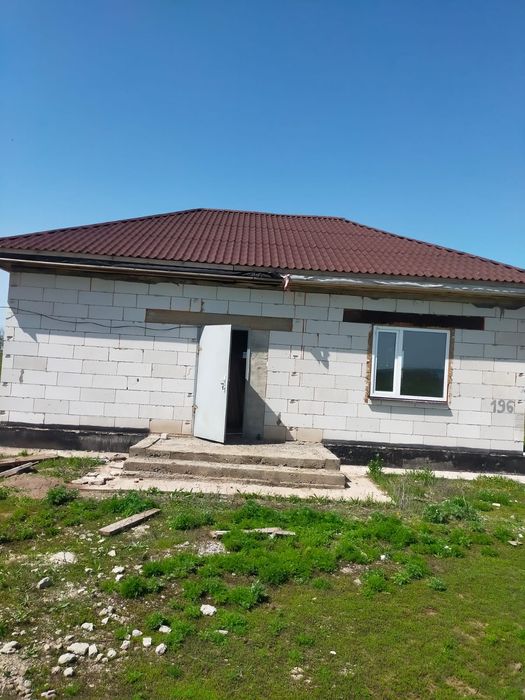 Продам дом. В поселке Петропавловка. В черновом варианте.