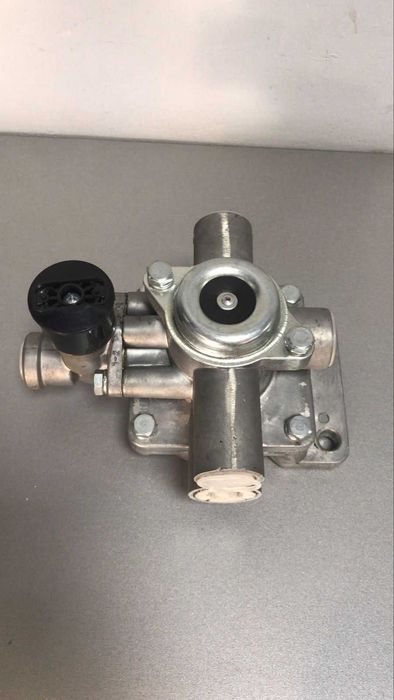 Воздухораспределитель тормозов  прицепа КАМАЗ