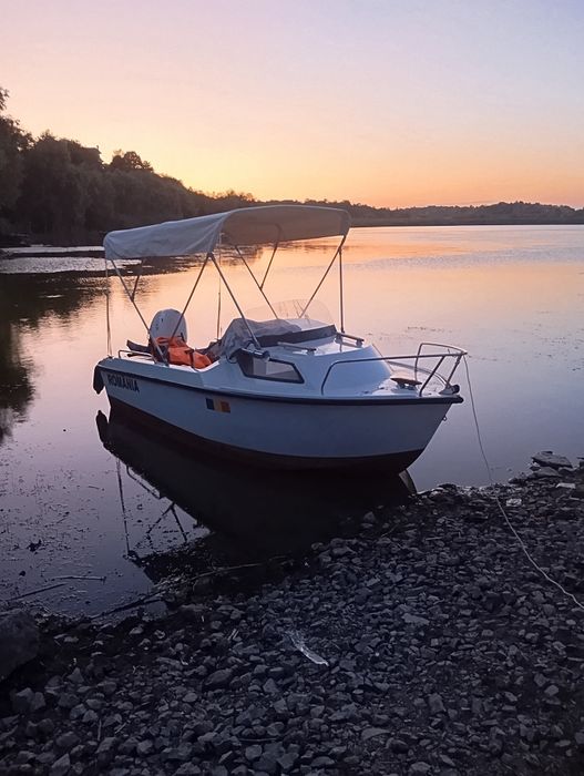 Barca cabinata cu motor 20 cp 4t