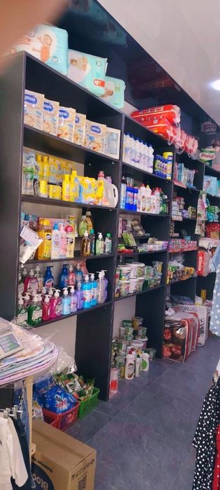 Магазин учун витрина ва полкалар.