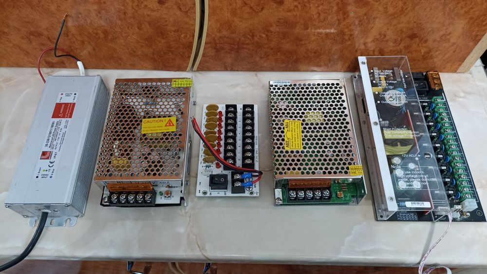 Vând surse de alimentare la 12 volti