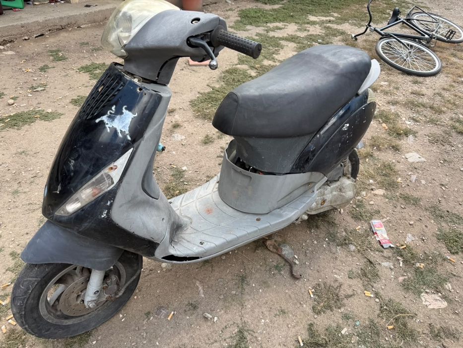 Vand scuter piaggeo 49 2 t, este defect.Nu are raci de la pedala și contactul.