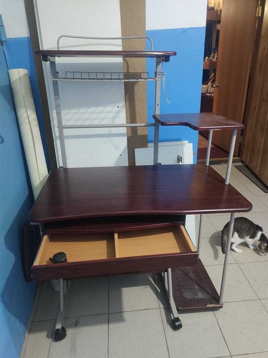 Рабочий стол, стол для компьютера