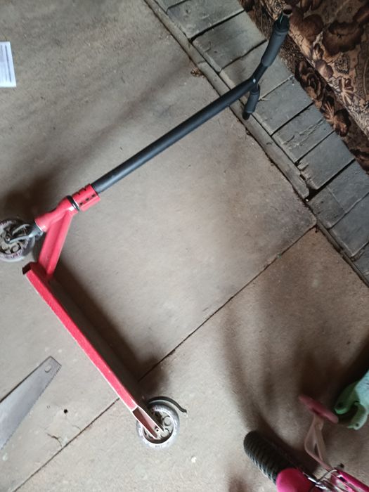 Самокат красный.