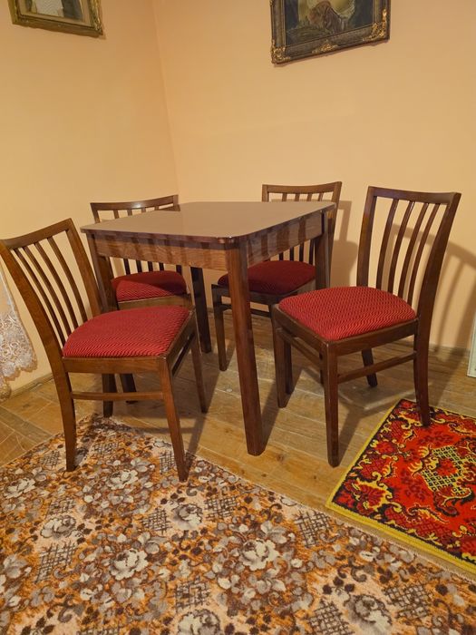 Mese classice cu scaune tapitate