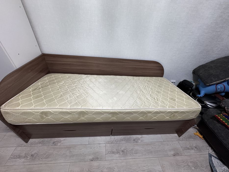 Продам кровать с матрасом