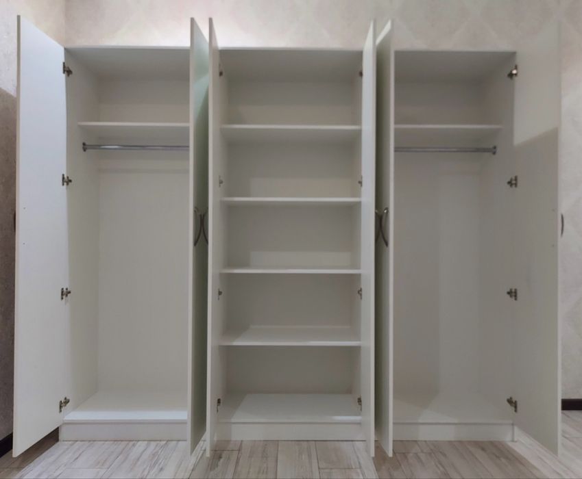 Шкаф белый с зеркалом