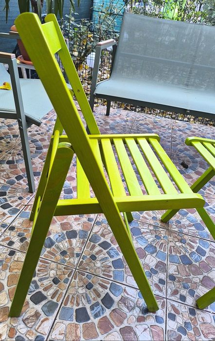 Vând două scaune pliabile verzi, din lemn tratat împotriva umezelii