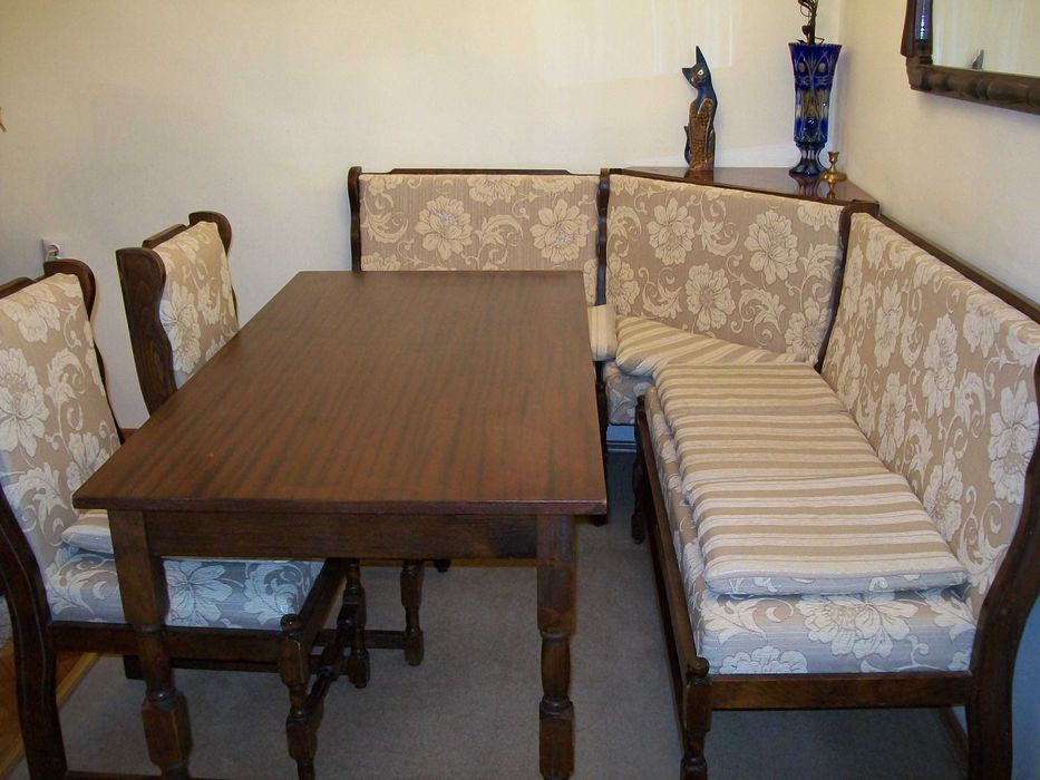 Маса, 3 стола и тапициран ъгъл за хранене от масивно дърво.