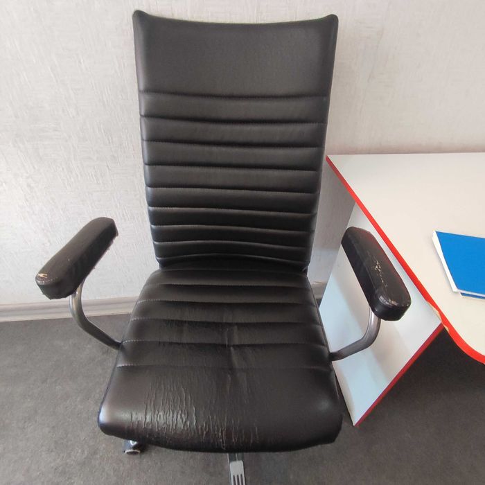 Продам кресло и стулья