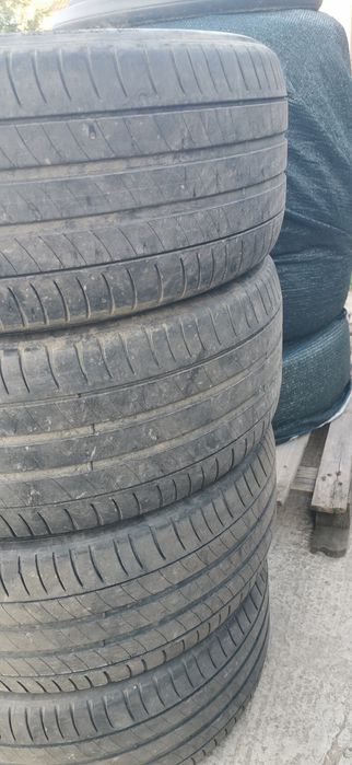 Vând set anvelope vara 235/45/18