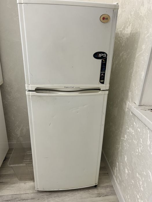 Холодильник LG продам среднего размера