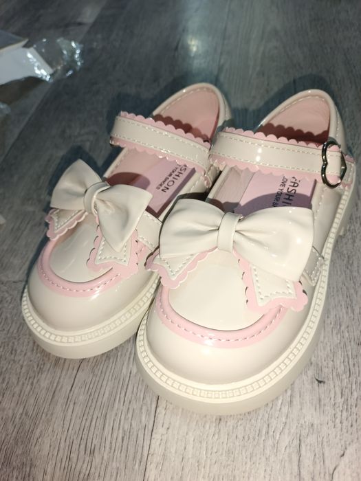 Продам новые детские туфли