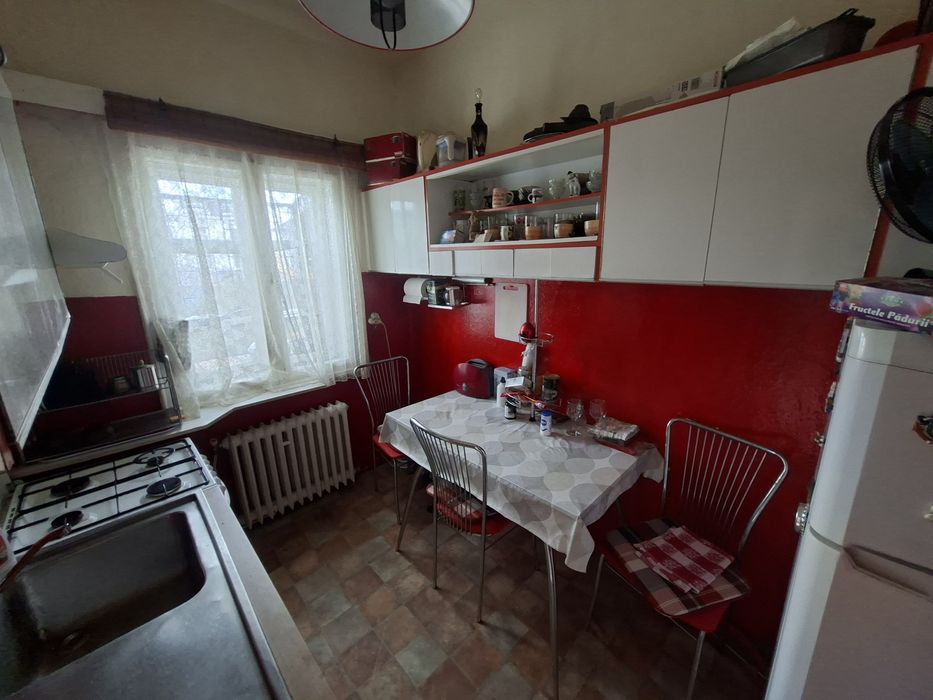 Vând apartament 3 camere, etaj casă