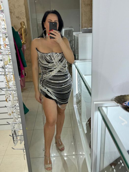 Inchiriez rochie cu pietre aplicate manual 350 lei