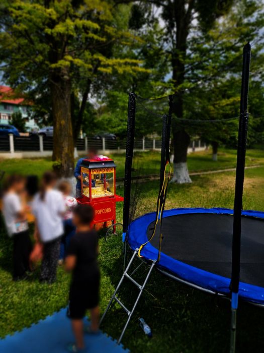 Tobogan gonflabil, trambulină și popcorn pentru petreceri copii