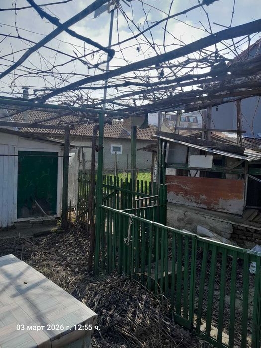 Продавам стара къща в района на ФСГ " Васил Левски"